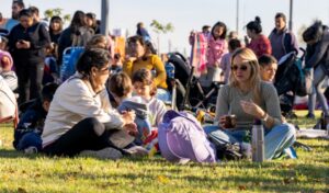 Este domingo 8 de junio a partir de las 14:00, la Plaza de La Emilia —ubicada en Leodegario Córdova y Emilia B. de Córdova— será el escenario de una nueva edición del programa municipal “Vamos a las Plazas”, una propuesta recreativa pensada para que los vecinos disfruten de una jornada al aire libre llena de actividades para toda la familia.