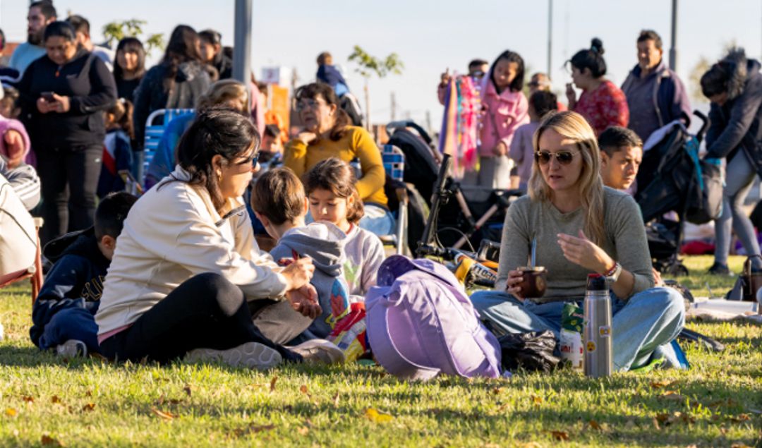 Este domingo 8 de junio a partir de las 14:00, la Plaza de La Emilia —ubicada en Leodegario Córdova y Emilia B. de Córdova— será el escenario de una nueva edición del programa municipal “Vamos a las Plazas”, una propuesta recreativa pensada para que los vecinos disfruten de una jornada al aire libre llena de actividades para toda la familia.