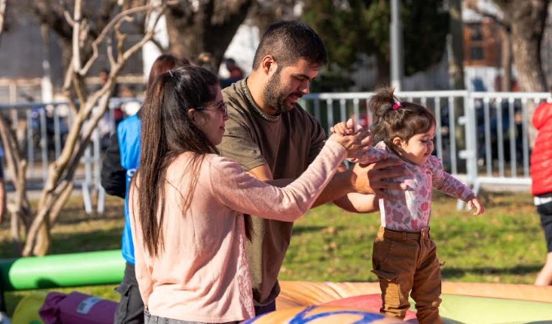 Este domingo 15 de junio a partir de las 14:00, la Plaza María Auxiliadora (ubicada en Av. Savio y Benítez) será el escenario de una nueva edición del programa “Vamos a las plazas”, una propuesta impulsada por la Municipalidad de San Nicolás para disfrutar en familia al aire libre.