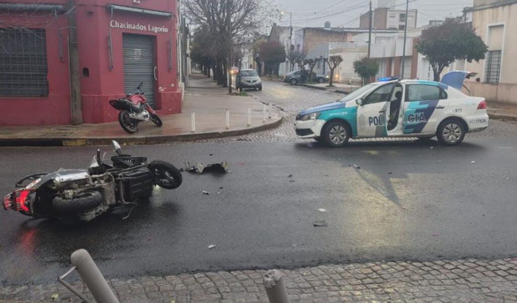 Un fuerte accidente de tránsito tuvo lugar este domingo27 de julio en la intersección de las calles Mitre y Rondeau, en pleno centro de San Nicolás. Una joven de 20 años que circulaba en una motocicleta resultó gravemente herida tras colisionar con un automóvil Citroën C3.