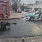 Un fuerte accidente de tránsito tuvo lugar este domingo27 de julio en la intersección de las calles Mitre y Rondeau, en pleno centro de San Nicolás. Una joven de 20 años que circulaba en una motocicleta resultó gravemente herida tras colisionar con un automóvil Citroën C3.