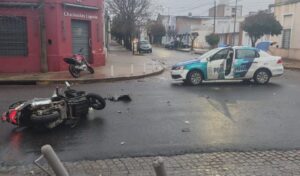 Un fuerte accidente de tránsito tuvo lugar este domingo27 de julio en la intersección de las calles Mitre y Rondeau, en pleno centro de San Nicolás. Una joven de 20 años que circulaba en una motocicleta resultó gravemente herida tras colisionar con un automóvil Citroën C3.