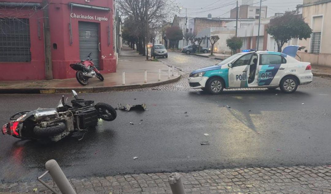 Un fuerte accidente de tránsito tuvo lugar este domingo27 de julio en la intersección de las calles Mitre y Rondeau, en pleno centro de San Nicolás. Una joven de 20 años que circulaba en una motocicleta resultó gravemente herida tras colisionar con un automóvil Citroën C3.