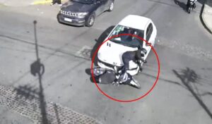 Un violento accidente de tránsito tuvo lugar en la tarde del lunes en la intersección de las calles Mitre y Lamadrid, en pleno centro de San Nicolás, cuando un automóvil colisionó contra una motocicleta, dejando como saldo una mujer gravemente herida.