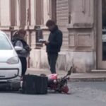 Un joven cadete fue embestido por un automóvil este lunes por la tarde mientras circulaba por calle 25 de Mayo, en pleno centro de San Nicolás. El siniestro ocurrió en la intersección con calle Garibaldi, cuando el repartidor fue interceptado por un Volkswagen Up!.