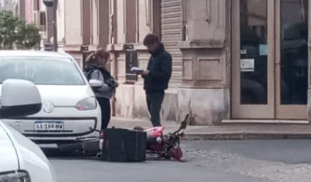 Un joven cadete fue embestido por un automóvil este lunes por la tarde mientras circulaba por calle 25 de Mayo, en pleno centro de San Nicolás. El siniestro ocurrió en la intersección con calle Garibaldi, cuando el repartidor fue interceptado por un Volkswagen Up!.