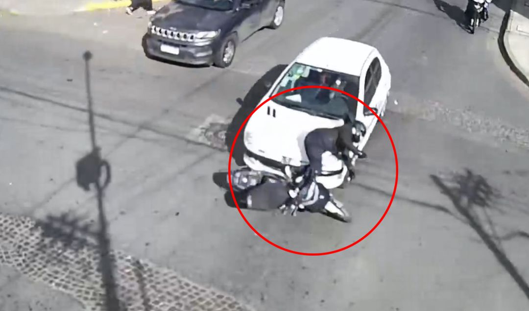 Un violento accidente de tránsito tuvo lugar en la tarde del lunes en la intersección de las calles Mitre y Lamadrid, en pleno centro de San Nicolás, cuando un automóvil colisionó contra una motocicleta, dejando como saldo una mujer gravemente herida.
