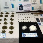 Efectivos de la Delegación Departamental de Investigaciones del Tráfico de Drogas Ilícitas de San Nicolás realizaron cuatro allanamientos simultáneos en la localidad de Capitán Sarmiento, en el marco de una causa por comercialización de estupefacientes. La intervención dejó como saldo el secuestro de una importante cantidad de droga, dinero en efectivo, armas de fuego y la aprehensión del principal investigado.