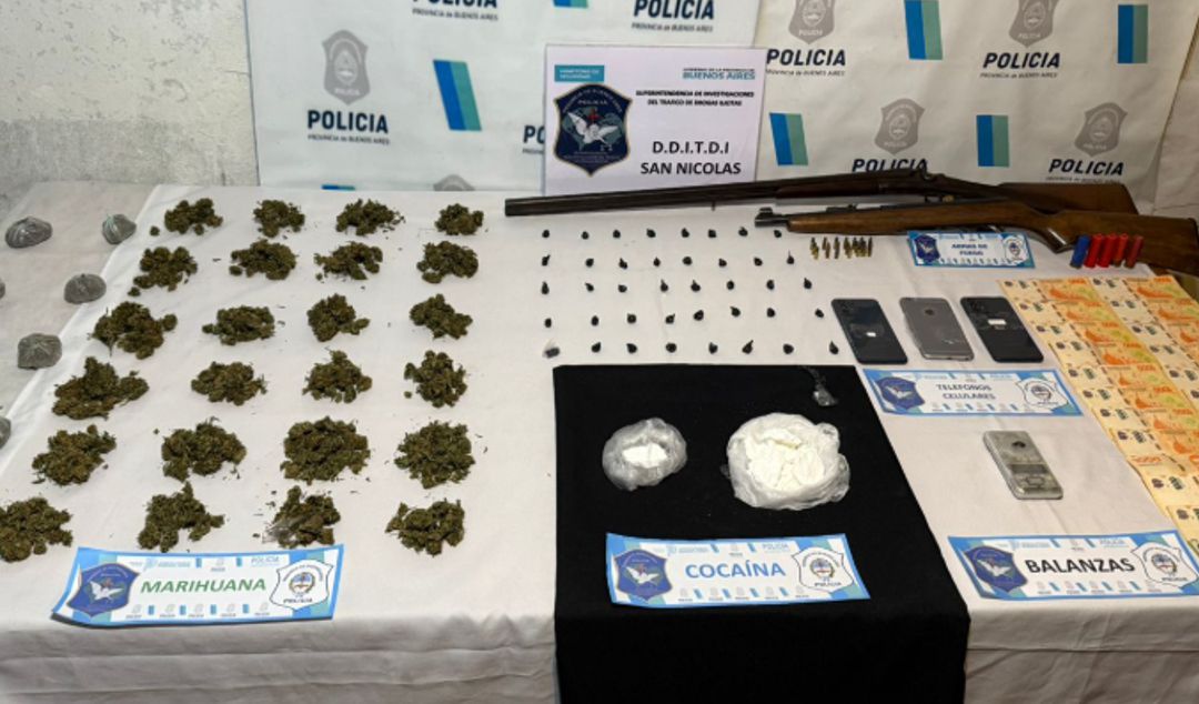 Efectivos de la Delegación Departamental de Investigaciones del Tráfico de Drogas Ilícitas de San Nicolás realizaron cuatro allanamientos simultáneos en la localidad de Capitán Sarmiento, en el marco de una causa por comercialización de estupefacientes. La intervención dejó como saldo el secuestro de una importante cantidad de droga, dinero en efectivo, armas de fuego y la aprehensión del principal investigado.