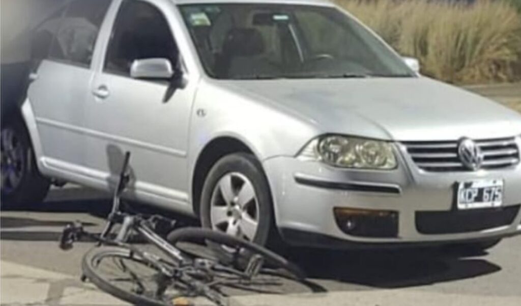 Un joven de 21 años permanece en estado reservado tras haber sido atropellado este viernes mientras circulaba en bicicleta por Av. Presidente Perón, frente al barrio La Florida, en San Nicolás. El hecho, que fue caratulado como lesiones culposas, está siendo investigado por la Unidad Fiscal de Instrucción N.º 2 del Departamento Judicial San Nicolás.