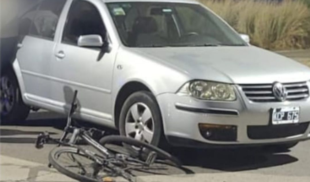 Un joven de 21 años permanece en estado reservado tras haber sido atropellado este viernes mientras circulaba en bicicleta por Av. Presidente Perón, frente al barrio La Florida, en San Nicolás. El hecho, que fue caratulado como lesiones culposas, está siendo investigado por la Unidad Fiscal de Instrucción N.º 2 del Departamento Judicial San Nicolás.