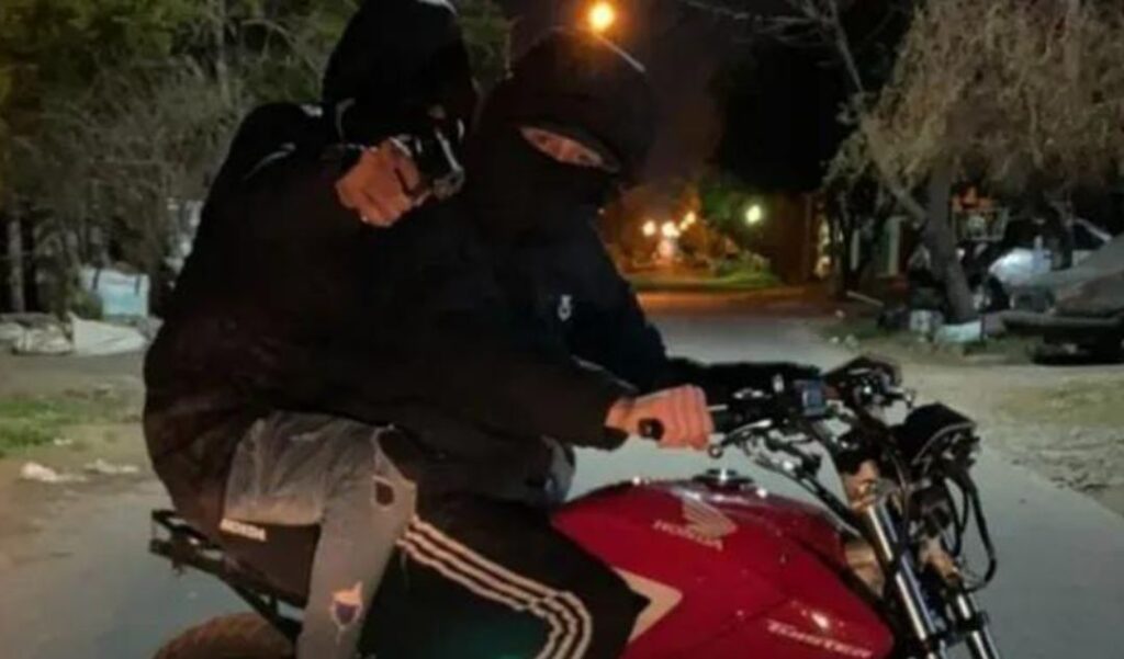 Gracias al rápido accionar de efectivos de la Unidad Táctica de Operaciones Inmediatas (UTOI), se frustró un violento intento de robo en la zona de la Ruta 188, en cercanías del barrio Provinciano. Dos conocidos delincuentes, que incluso suelen alardear de sus delitos en redes sociales, son intensamente buscados por la policía.