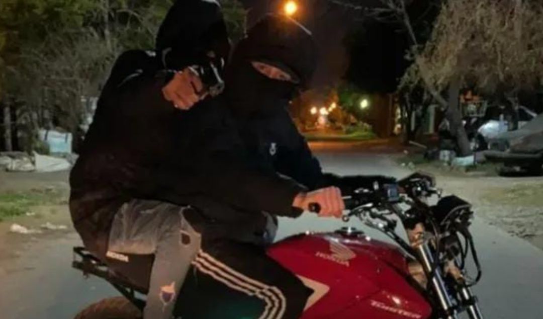Gracias al rápido accionar de efectivos de la Unidad Táctica de Operaciones Inmediatas (UTOI), se frustró un violento intento de robo en la zona de la Ruta 188, en cercanías del barrio Provinciano. Dos conocidos delincuentes, que incluso suelen alardear de sus delitos en redes sociales, son intensamente buscados por la policía.