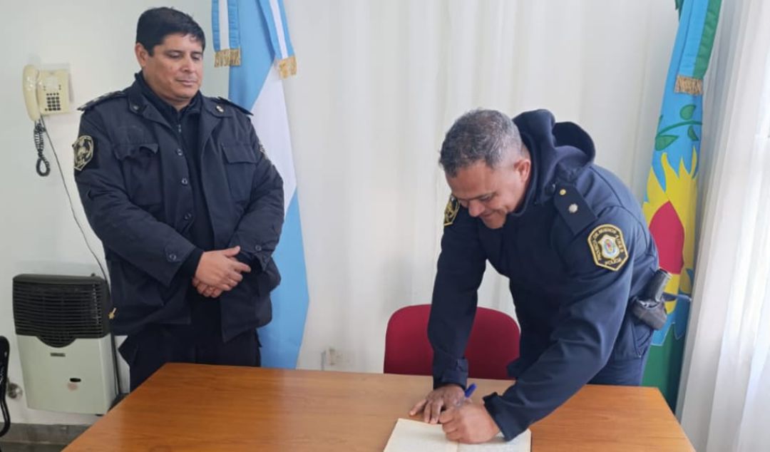 El destacamento policial de La Emilia tiene nuevas autoridades tras una reciente renovación en la conducción de la dependencia. A partir de esta semana, el Oficial Ayudante Víctor Colasso asumió la jefatura del destacamento, en reemplazo del Oficial Principal Guillermo Ríos, quien fue reasignado a cumplir funciones en otro destino policial.