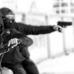Una vecina denunció que dos sujetos a bordo de una motocicleta realizaron disparos contra su vivienda, en un hecho que la Justicia investiga como un posible ataque mafioso o mensaje intimidatorio.