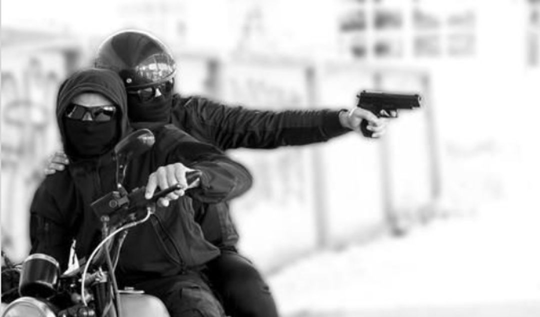 Una vecina denunció que dos sujetos a bordo de una motocicleta realizaron disparos contra su vivienda, en un hecho que la Justicia investiga como un posible ataque mafioso o mensaje intimidatorio.