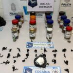En el marco de una importante causa por comercialización de estupefacientes, efectivos de la Delegación Departamental de Investigaciones del Tráfico de Drogas Ilícitas de San Nicolás, con el apoyo de la UTOI, llevaron a cabo dos allanamientos simultáneos que representaron un nuevo y contundente golpe al narcotráfico en la ciudad.