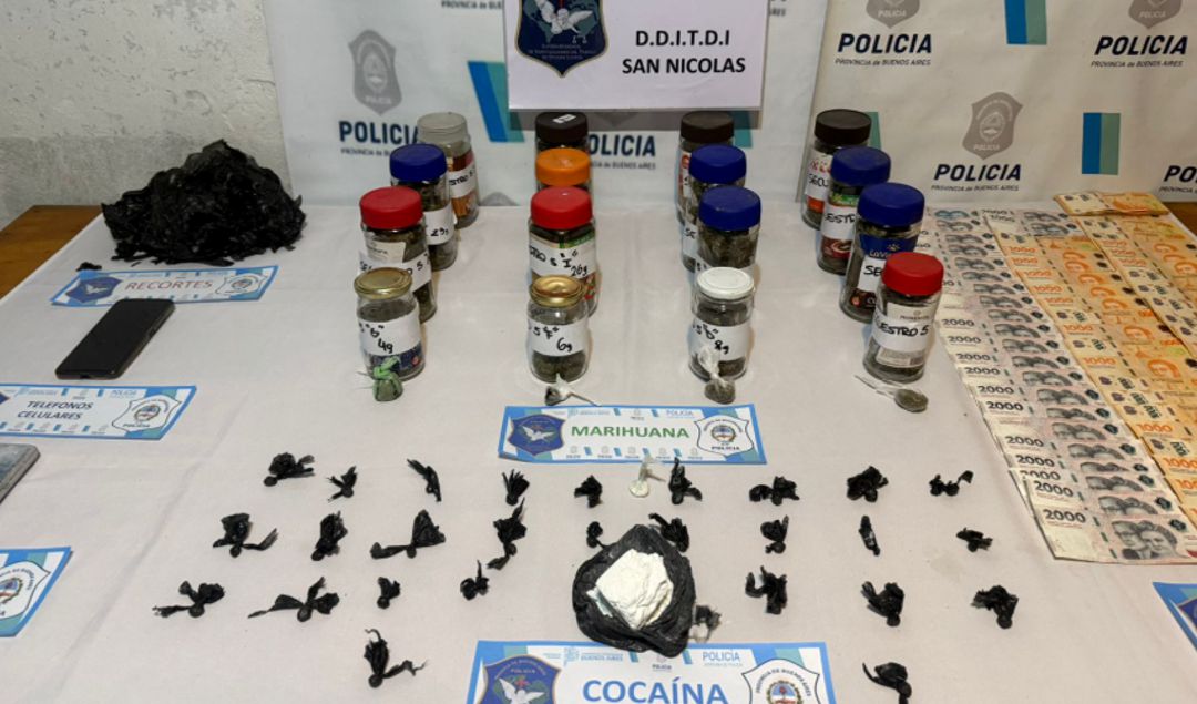 En el marco de una importante causa por comercialización de estupefacientes, efectivos de la Delegación Departamental de Investigaciones del Tráfico de Drogas Ilícitas de San Nicolás, con el apoyo de la UTOI, llevaron a cabo dos allanamientos simultáneos que representaron un nuevo y contundente golpe al narcotráfico en la ciudad.