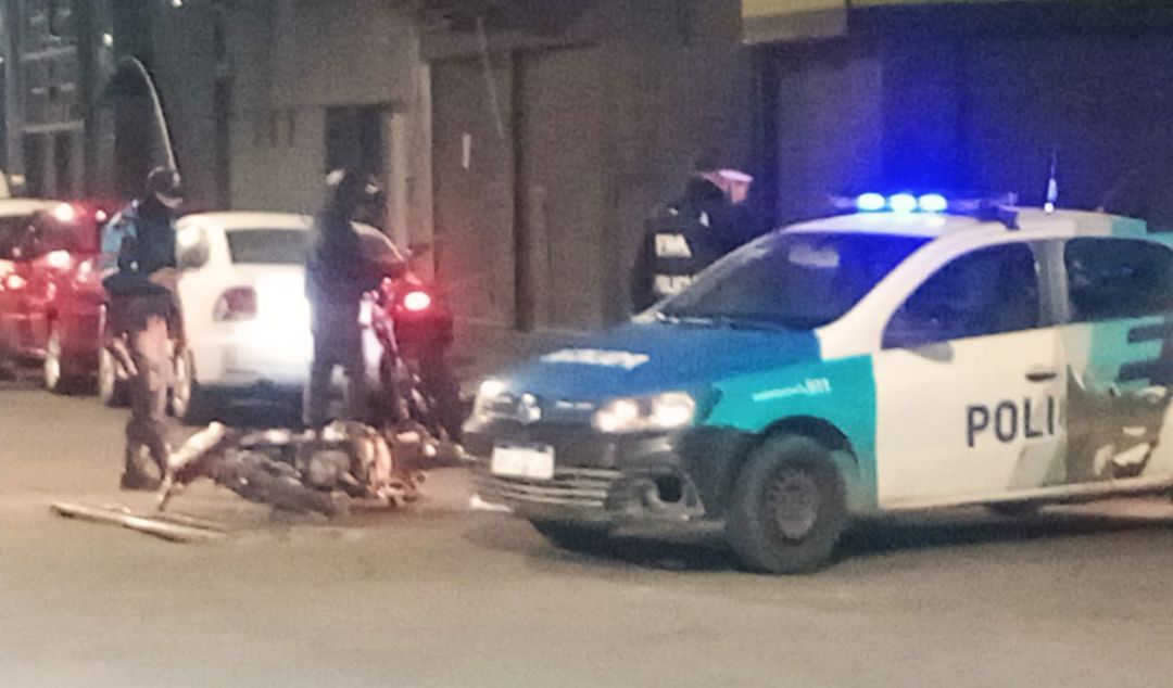Durante la madrugada de este sábado 20 de julio, se registró un grave accidente de tránsito en la ciudad de San Nicolás, que dejó como saldo a un joven hospitalizado con lesiones de consideración. El hecho ocurrió por causas que aún se investigan y fue caratulado como "Lesiones culposas".