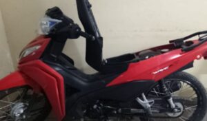 Efectivos policiales del Destacamento La Emilia recuperaron una motocicleta robada durante un operativo realizado en la intersección de Presidente Perón y Colectora Norte. El rodado era conducido por una menor de edad, quien no pudo justificar la procedencia del vehículo.