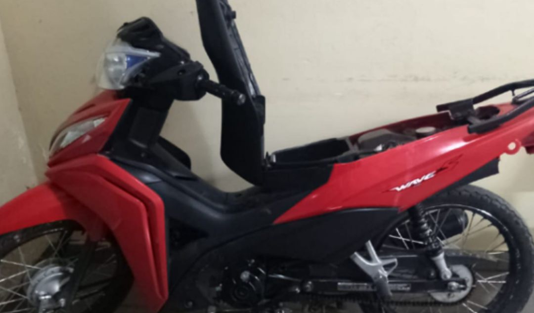 Efectivos policiales del Destacamento La Emilia recuperaron una motocicleta robada durante un operativo realizado en la intersección de Presidente Perón y Colectora Norte. El rodado era conducido por una menor de edad, quien no pudo justificar la procedencia del vehículo.