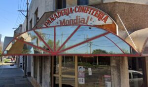 La investigación por el crimen de Juan Domingo Herrera, el hombre de 75 años encontrado sin vida en el segundo piso de la panadería Mondial, comienza a arrojar resultados concretos. En las últimas horas, se confirmó la detención de un sospechoso de apellido Peralta, señalado como posible autor del hecho.