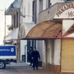 La Justicia confirmó que Juan Domingo Herrera, de 75 años, fue asesinado en el interior de la panadería Mondial, ubicada en la esquina de Presidente Perón y Corrientes, en la ciudad de San Nicolás. El cuerpo del hombre había sido hallado días atrás en el piso superior del local por una empleada, generando gran conmoción en la comunidad.