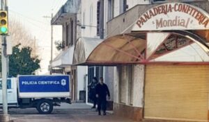 La Justicia confirmó que Juan Domingo Herrera, de 75 años, fue asesinado en el interior de la panadería Mondial, ubicada en la esquina de Presidente Perón y Corrientes, en la ciudad de San Nicolás. El cuerpo del hombre había sido hallado días atrás en el piso superior del local por una empleada, generando gran conmoción en la comunidad.
