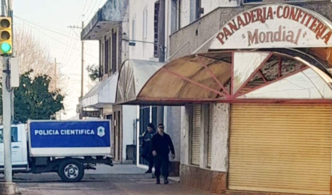 La Justicia confirmó que Juan Domingo Herrera, de 75 años, fue asesinado en el interior de la panadería Mondial, ubicada en la esquina de Presidente Perón y Corrientes, en la ciudad de San Nicolás. El cuerpo del hombre había sido hallado días atrás en el piso superior del local por una empleada, generando gran conmoción en la comunidad.