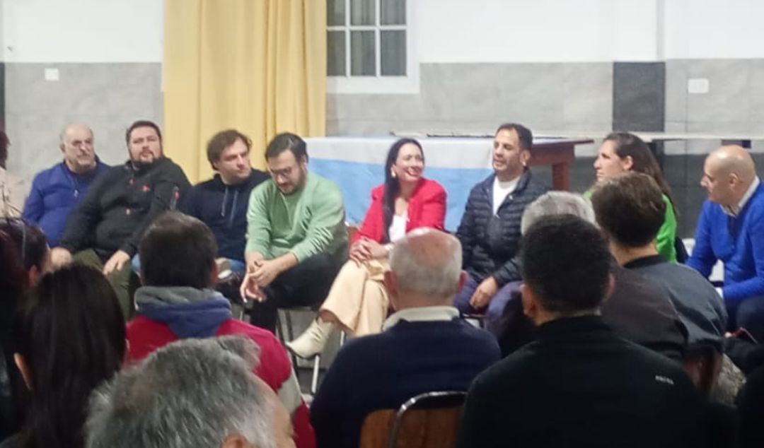 El cierre de listas en San Nicolás dejó al descubierto una profunda división dentro del peronismo local. A pesar de los intentos por conformar una lista de unidad entre distintos sectores políticos y sindicales, no se logró el consenso esperado. Las diferencias internas, especialmente con el sector liderado por la actual candidata Cecilia Comerio, generaron un fuerte rechazo de amplios espacios del justicialismo, particularmente hacia La Cámpora.
