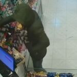 Un nuevo hecho de inseguridad ocurrió este martes 23 de julio en pleno centro de San Nicolás. Un delincuente armado ingresó al comercio Open 24 ubicado en calle Rivadavia al 600 y, tras intimidar a la empleada, se dio a la fuga con dinero en efectivo y un teléfono celular.