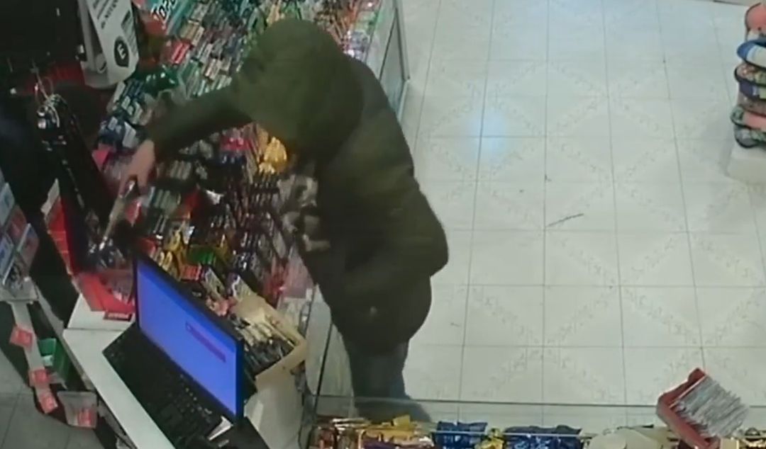 Un nuevo hecho de inseguridad ocurrió este martes 23 de julio en pleno centro de San Nicolás. Un delincuente armado ingresó al comercio Open 24 ubicado en calle Rivadavia al 600 y, tras intimidar a la empleada, se dio a la fuga con dinero en efectivo y un teléfono celular.