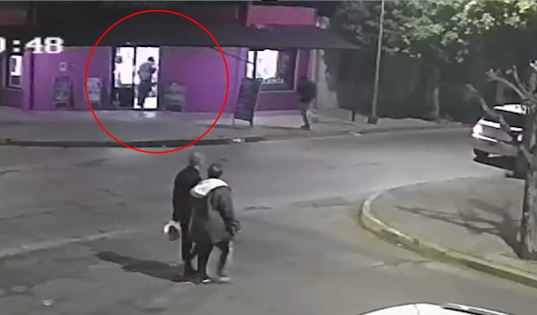 Un nuevo hecho de inseguridad sacudió a los vecinos de San Nicolás durante la tarde del lunes, cuando dos delincuentes armados irrumpieron en una despensa ubicada en la intersección de las calles Don Bosco y San Lorenzo. El violento episodio ocurrió alrededor de las 20:30 horas, mientras el local se encontraba atendiendo con normalidad.