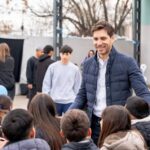 En la mañana de hoy, el intendente de San Nicolás, Santiago Passaglia, visitó la Escuela Primaria N.º 46, que funciona junto a la Escuela Secundaria N.º 24 en el barrio Las Mellizas, para compartir con alumnos, docentes y familias el acto conmemorativo por el Día de la Independencia.