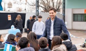 En la mañana de hoy, el intendente de San Nicolás, Santiago Passaglia, visitó la Escuela Primaria N.º 46, que funciona junto a la Escuela Secundaria N.º 24 en el barrio Las Mellizas, para compartir con alumnos, docentes y familias el acto conmemorativo por el Día de la Independencia.