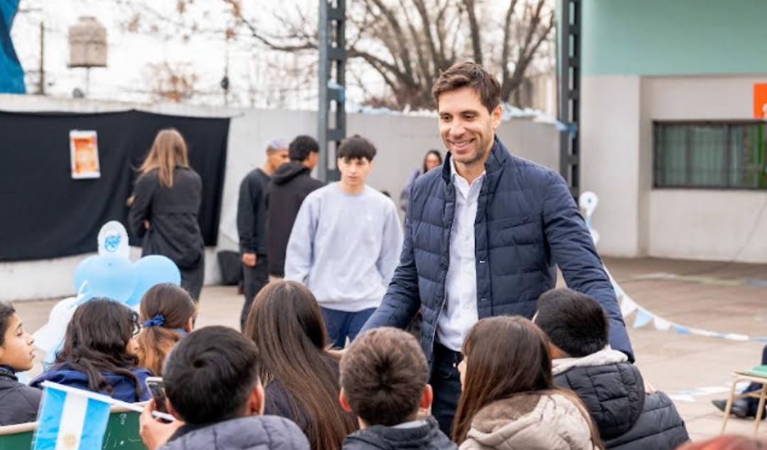 En la mañana de hoy, el intendente de San Nicolás, Santiago Passaglia, visitó la Escuela Primaria N.º 46, que funciona junto a la Escuela Secundaria N.º 24 en el barrio Las Mellizas, para compartir con alumnos, docentes y familias el acto conmemorativo por el Día de la Independencia.