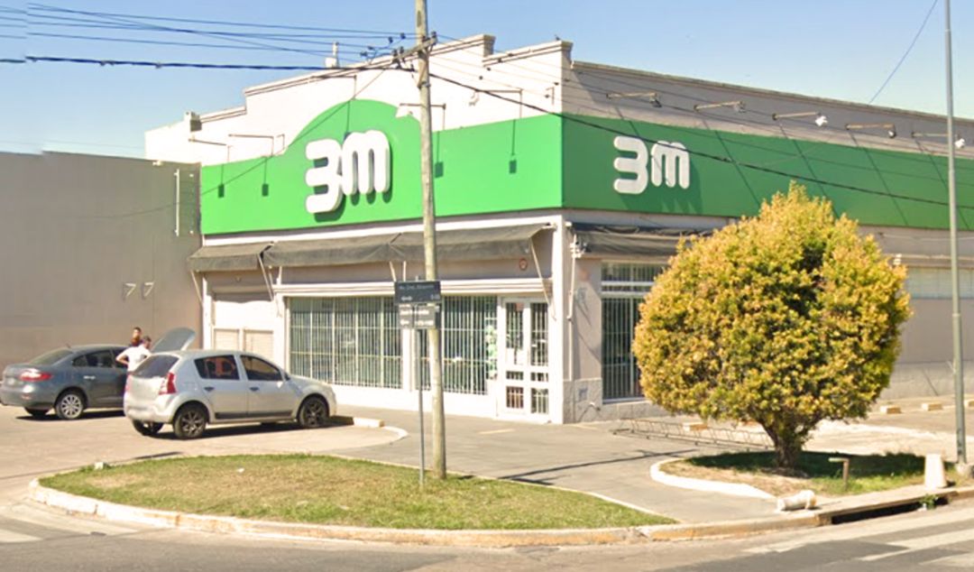 Un jubilado asegura haber sido víctima de un robo mientras hacía sus compras en la sucursal del supermercado 3M ubicada en José Hernández 1097, en la ciudad de San Nicolás. Según relató, le sustrajeron la billetera con documentación personal y una suma superior a los 50 mil pesos.