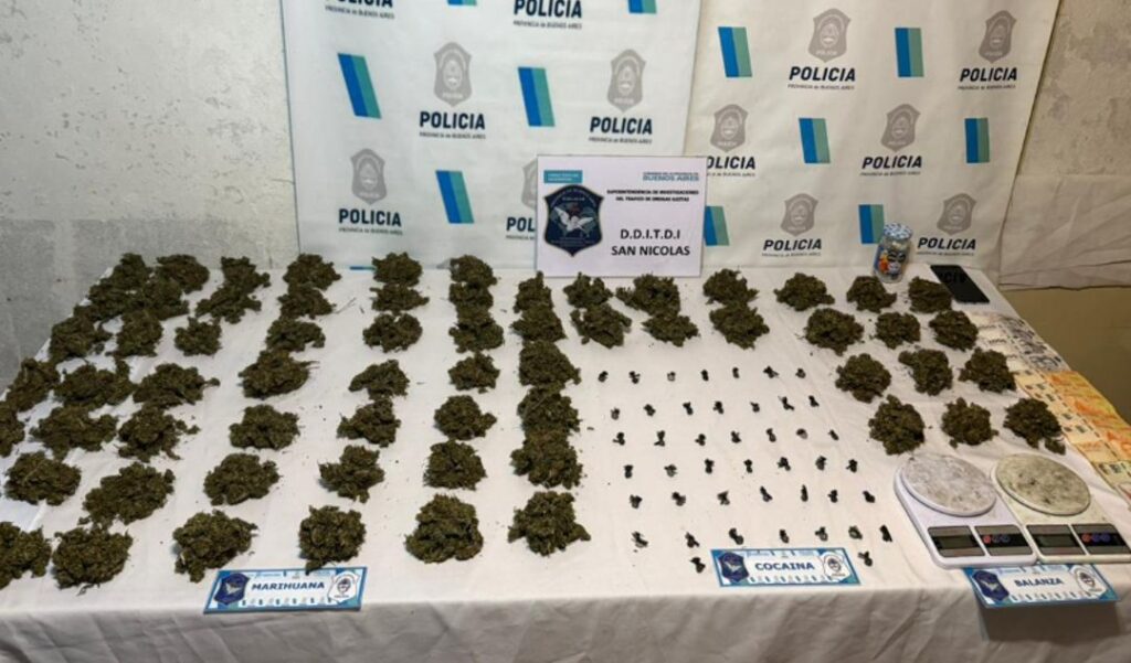 Efectivos de la Delegación Departamental de Investigaciones del Tráfico de Drogas Ilícitas de San Nicolás, con apoyo de personal de la UTOI, llevaron a cabo un allanamiento en el marco de una causa por comercialización de estupefacientes, luego de una investigación iniciada por una denuncia anónima realizada por vecinos de la zona.