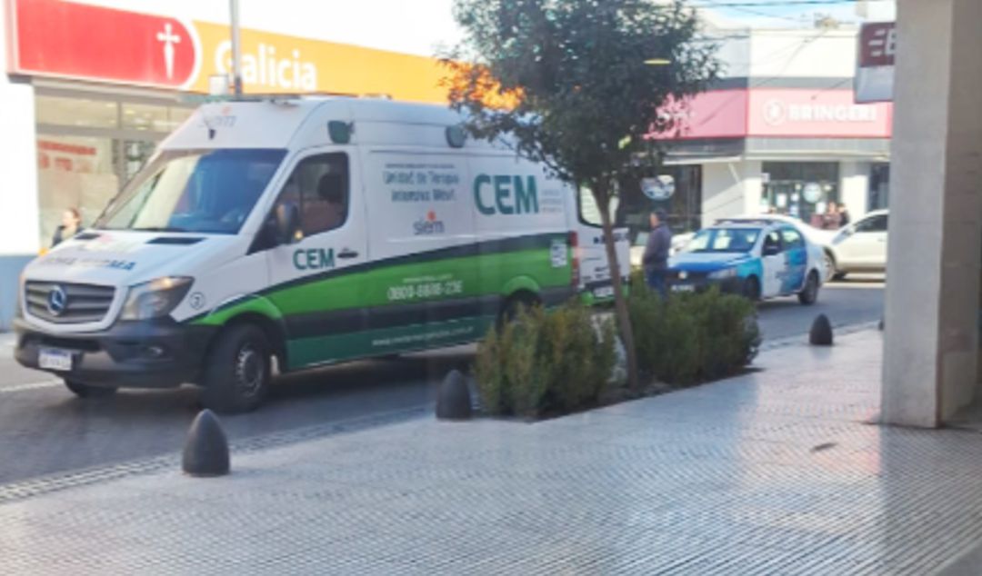 La circulación vehicular en pleno centro de San Nicolás se encuentra completamente bloqueada tras un accidente de tránsito ocurrido hace instantes en la intersección de las calles Mitre y San Martín. El siniestro fue protagonizado por una motocicleta y una camioneta, y dejó al menos dos femeninas heridas.