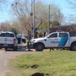 En la tarde de hoy, una discusión entre vecinos terminó de la peor manera. El hecho ocurrió en la zona de las calles Strauss y Verdi, donde un joven resultó gravemente herido tras recibir al menos dos disparos de arma de fuego.