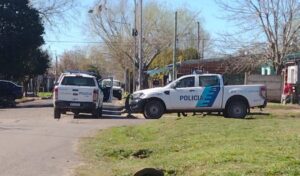 En la tarde de hoy, una discusión entre vecinos terminó de la peor manera. El hecho ocurrió en la zona de las calles Strauss y Verdi, donde un joven resultó gravemente herido tras recibir al menos dos disparos de arma de fuego.