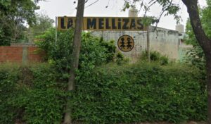 El barrio Las Mellizas se encuentra bajo un clima de extrema tensión tras un violento tiroteo registrado durante la madrugada de este domingo. Según relataron vecinos de la zona, se trata de un enfrentamiento entre dos bandos que disputan el control territorial, situación que ya se venía anticipando con el regreso de un conocido vendedor de drogas que había estado preso.