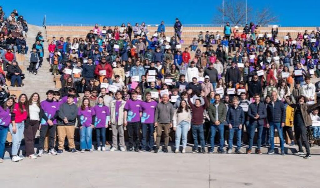 Durante junio y julio, más de 400 niños y adolescentes participaron de diferentes capacitaciones en programación y robótica en el marco del programa Revolución Digital, una iniciativa que continúa creciendo y consolidándose como un referente en materia de educación tecnológica en San Nicolás.