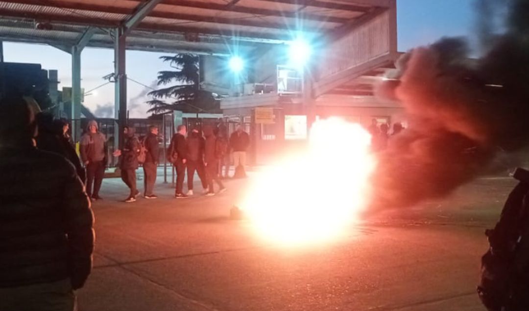 Desde la primera hora de este viernes 29 de agosto, los trabajadores metalúrgicos cortaron los accesos a la planta siderúrgica Ternium, en el marco de un conflicto salarial que alcanzó su punto máximo.