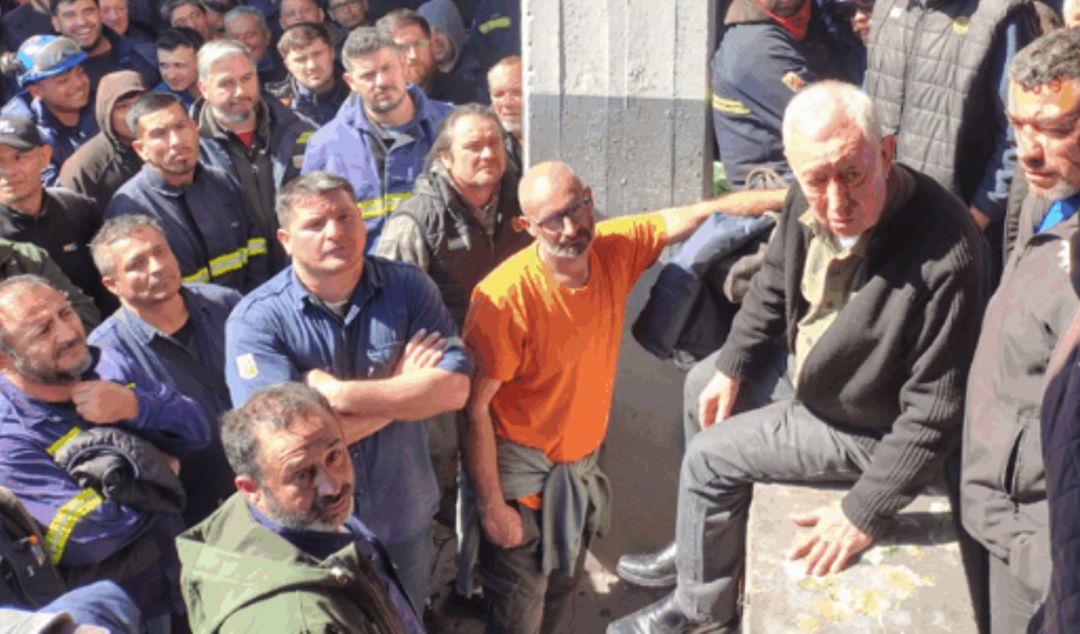 El conflicto gremial en la planta de Ternium se profundizó en las últimas horas y la situación genera gran preocupación entre los trabajadores. Este lunes, cientos de empleados contratados no pudieron ingresar a la planta, mientras la empresa amenaza con cerrar la mitad de sus instalaciones, lo que pondría en riesgo directo miles de puestos de trabajo.