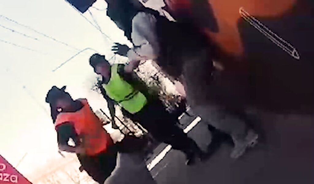 En las últimas horas se generó una fuerte polémica en San Nicolás tras la difusión de un video que muestra el momento en que un joven cadete es reducido por tres efectivos policiales en la intersección de calle Mitre y avenida Savio. La situación fue catalogada por la comunidad de cadetes como un claro caso de abuso de poder.