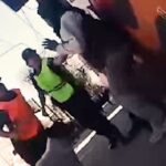 En las últimas horas se generó una fuerte polémica en San Nicolás tras la difusión de un video que muestra el momento en que un joven cadete es reducido por tres efectivos policiales en la intersección de calle Mitre y avenida Savio. La situación fue catalogada por la comunidad de cadetes como un claro caso de abuso de poder.
