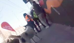 La esquina de Mitre y Avenida Savio volvió a ser escenario de conflicto en San Nicolás. En esta ocasión, dos oficiales de la Policía se enfrentaron a un individuo que se negó a ser identificado y que, tras un forcejeo con los efectivos, terminó siendo reducido.