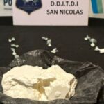 La Delegación Departamental de Investigaciones del Tráfico de Drogas Ilícitas de San Nicolás dio un golpe certero al narcotráfico en las últimas horas al desbaratar un búnker de droga en el barrio 25 de Mayo. El operativo, que incluyó un allanamiento en una vivienda ubicada en calle Brasil 122 bis, permitió secuestrar cocaína fraccionada lista para su comercialización, una balanza de precisión, dinero en efectivo y otros elementos de interés. El valor estimado de lo incautado ronda los 7 millones de pesos.