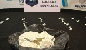 La Delegación Departamental de Investigaciones del Tráfico de Drogas Ilícitas de San Nicolás dio un golpe certero al narcotráfico en las últimas horas al desbaratar un búnker de droga en el barrio 25 de Mayo. El operativo, que incluyó un allanamiento en una vivienda ubicada en calle Brasil 122 bis, permitió secuestrar cocaína fraccionada lista para su comercialización, una balanza de precisión, dinero en efectivo y otros elementos de interés. El valor estimado de lo incautado ronda los 7 millones de pesos.